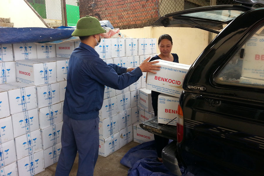 Chi cục Thú y tỉnh cấp phát hóa chất Bencozit cho các địa phương triển khai “Tháng vệ sinh, tiêu độc, khử trùng khẩn cấp để phòng-chống dịch cúm gia cầm”. Ảnh: Đức Phương