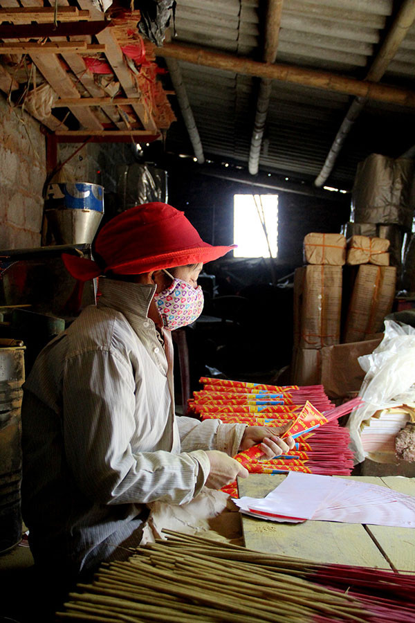 Nén hương là công đoạn cuối cùng trước khi đưa hương đi phơi lần cuối.