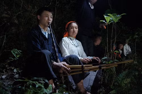  Người đàn ông bày tỏ tình cảm qua tiếng khèn réo rắt.