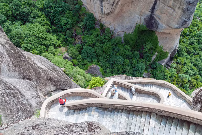  Du khách đang đi xuống bậc thang sau khi khám phá một tu viện ở Meteora - Ảnh: Maskalin/Shutterstock