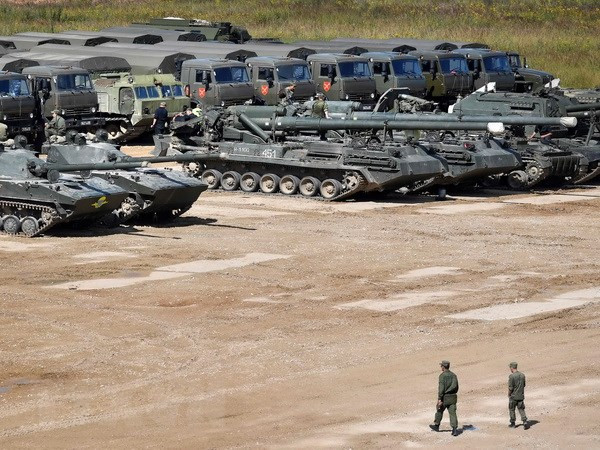 Binh sĩ Nga kiểm tra các phương tiện quân sự tại khu vực ngoại ô Moskva ngày 15/8. (Nguồn: AFP/TTXVN)