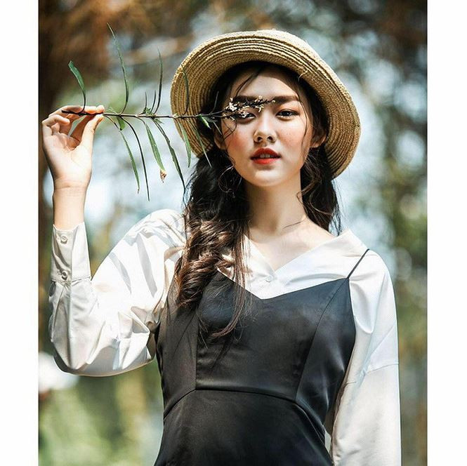 Sau hàng loạt cái tên đình đám xuất thân từ trường Phan Đình Phùng như Quỳnh Anh Shyn, Trâm Anh, mới đây là “hot boy cầm cờ” Hồng Đăng thì cô bạn Nguyễn Tường San (sinh năm 2000) cũng là một trong những gương mặt mới đáng chú ý trong “bộ sưu tập” “trai xinh gái đẹp” của trường. Sau hàng loạt cái tên đình đám xuất thân từ trường Phan Đình Phùng như Quỳnh Anh Shyn, Trâm Anh, mới đây là “hot boy cầm cờ” Hồng Đăng thì cô bạn Nguyễn Tường San (sinh năm 2000) cũng là một trong những gương mặt mới đáng chú ý trong “bộ sưu tập” “trai xinh gái đẹp” của trường.