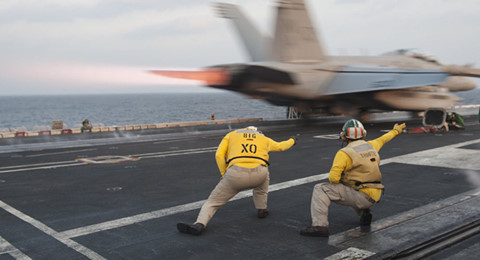 Chiến đấu cơ EA-18G Growler cất cánh từ tàu sân bay Chiến đấu cơ EA-18G Growler cất cánh từ tàu sân bay