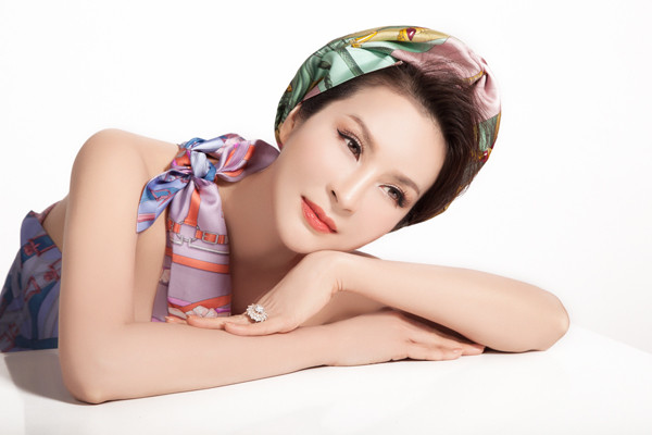  Bộ ảnh được thực hiện với sự hỗ trợ của Makeup: Dung Phan, Hair: Trâm Anh, Stylist: Tân Đà Lạt, Photo: Tom Nguyễn.