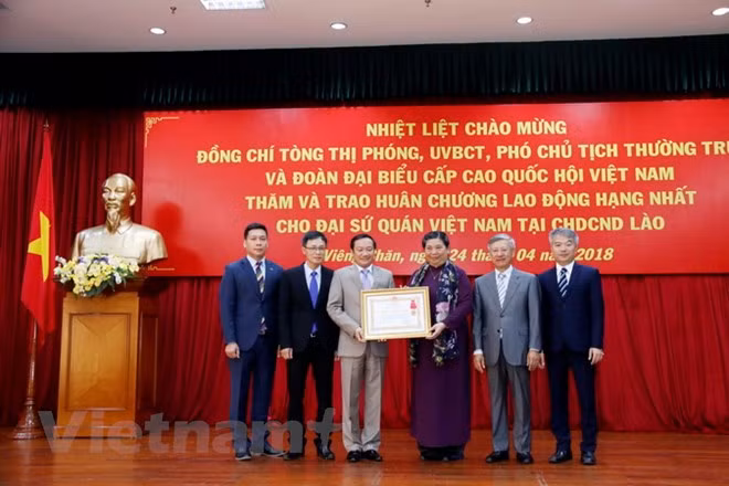 Lễ trao Huân chương.