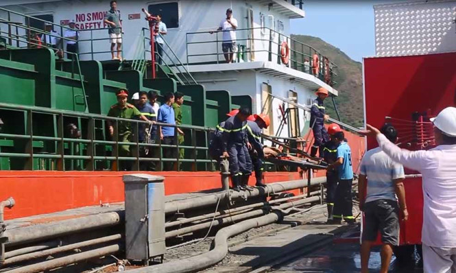  Cảnh sát PCCC đưa thi thể các công nhân bị nạn ra khỏi tàu Thành Công 98