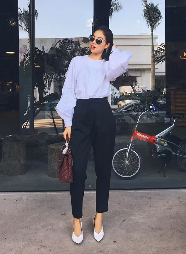  Phạm Hương nhanh chóng chọn sơ mi tay bồng hài hoà với khuynh hướng mới để mix đồ street style. Hai kiểu phụ kiện tôn nét hiện đại là túi Chanel và giày mũi nhọn được người đẹp lựa chọn để hoàn thiện set đồ.