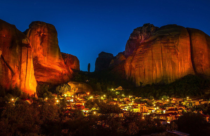 Làng Kalabaka trong ánh đèn đêm nằm bên dưới quần thể tu viện Meteora - Ảnh: Fotogrin/Shutterstock Làng Kalabaka trong ánh đèn đêm nằm bên dưới quần thể tu viện Meteora - Ảnh: Fotogrin/Shutterstock