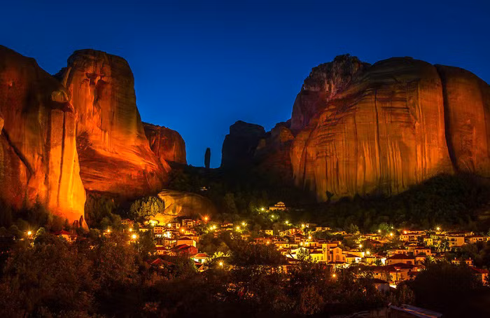 Làng Kalabaka trong ánh đèn đêm nằm bên dưới quần thể tu viện Meteora - Ảnh: Fotogrin/Shutterstock