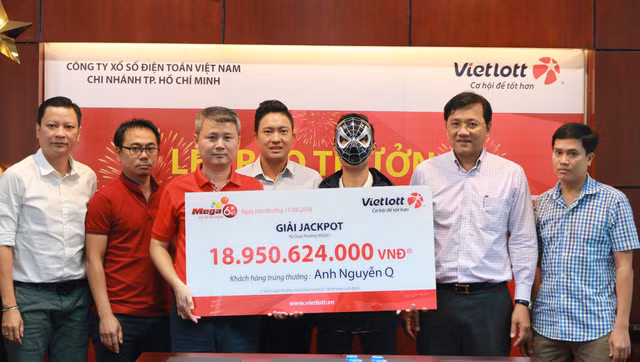 Vietlott đã tiến hành trao thưởng cho người trúng gần 19 tỷ đồng vào ngày 11-4 Vietlott đã tiến hành trao thưởng cho người trúng gần 19 tỷ đồng vào ngày 11-4