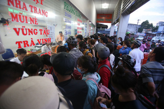 Hành khách mua vé xe tại Bến xe Miền Tây (TP HCM) vào ngày 28-4 