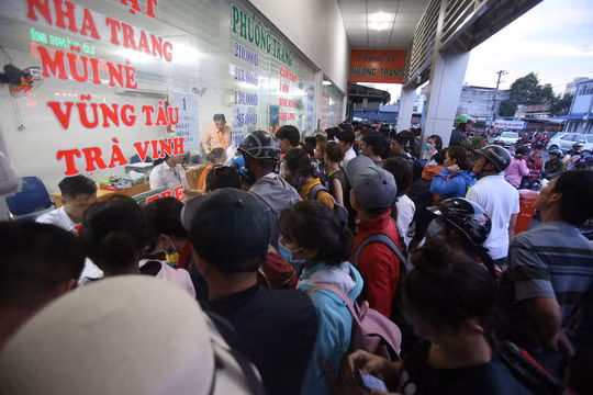 Hành khách mua vé xe tại Bến xe Miền Tây (TP HCM) vào ngày 28-4 