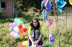 Đoan Thục ngồi ở bãi cỏ sau lưng nhà Đoan Thục ngồi ở bãi cỏ sau lưng nhà