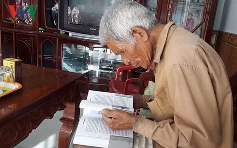 Tuổi cao sức yếu, mù một mắt nhưng thương binh Phạm Văn Tiếp vẫn chịu khó nghiên cứu tài liệu, sách báo.