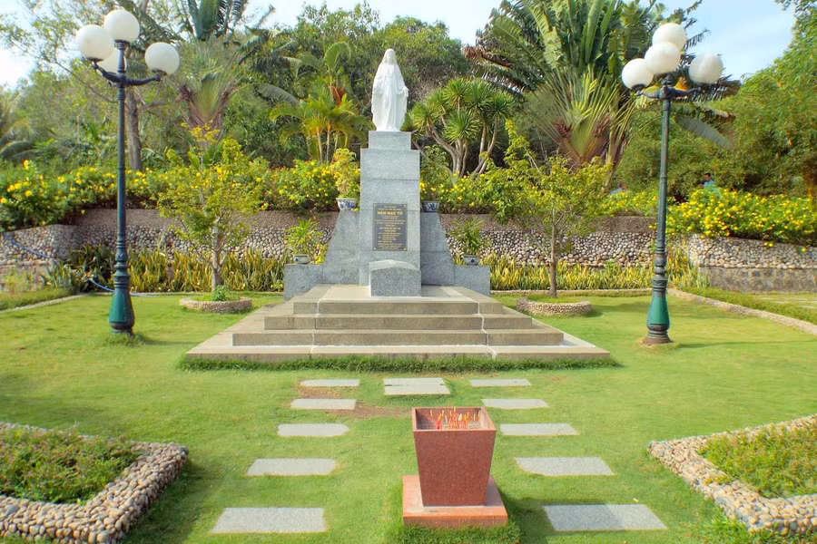 Mộ Hàn Mặc Tử nằm giữa đồi Thi Nhân thơ mộng. Ảnh: T.H