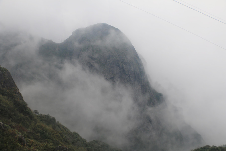 Du khách được chiêm ngưỡng vẽ đẹp kỳ vĩ của dãy núi Hoàng Liên Sơn từ trên cáp treo. Ảnh: Q.T