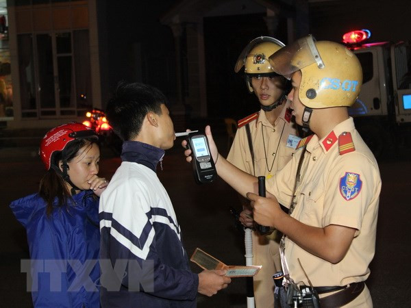  Lực lượng Cảnh sát giao thông kiểm tra nồng độ cồn chủ phương tiện.