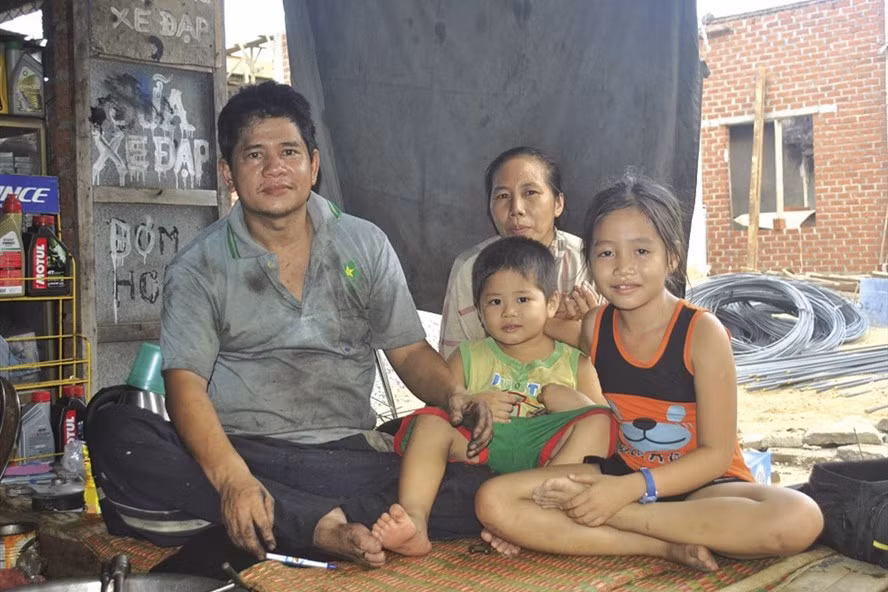 Niềm vui của vợ chồng anh Hùng là có những đứa con ngoan hiền.