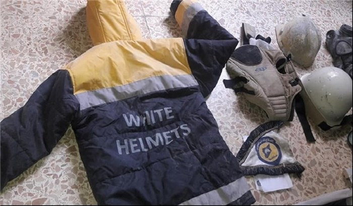 Đồng phục và mặt nạ phòng độc từ Tổ chức Mũ bảo hiểm trắng được phát hiện trong xưởng chế tạo bom hóa học của bọn khủng bố ở Đông Ghouta. Ảnh: Sputnik
