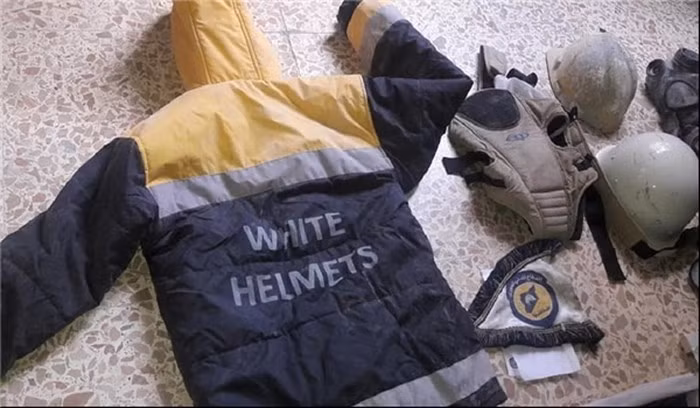 Đồng phục và mặt nạ phòng độc từ Tổ chức Mũ bảo hiểm trắng được phát hiện trong xưởng chế tạo bom hóa học của bọn khủng bố ở Đông Ghouta. Ảnh: Sputnik