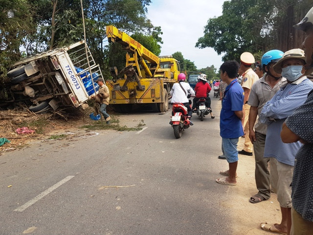 Hiện trường vụ tai nạn và cứu hộ chiếc xe tải gặp nạn. Ảnh: Thi Phú Hiện trường vụ tai nạn và cứu hộ chiếc xe tải gặp nạn. Ảnh: Thi Phú