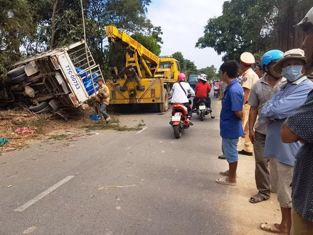  Hiện trường vụ tai nạn và cứu hộ chiếc xe tải gặp nạn. Ảnh: Thi Phú