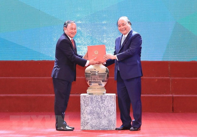 Thủ tướng Nguyễn Xuân Phúc tặng quà lưu niệm cho Hội Kiến trúc sư Việt Nam. Thủ tướng Nguyễn Xuân Phúc tặng quà lưu niệm cho Hội Kiến trúc sư Việt Nam.