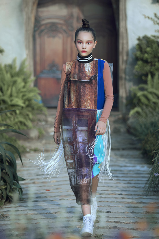 NTK Võ Công Khanh mang đến bộ sưu tập 'Galaxy' dành cho trẻ em với những trang phục mang màu sắc nổi loạn. NTK Võ Công Khanh mang đến bộ sưu tập 'Galaxy' dành cho trẻ em với những trang phục mang màu sắc nổi loạn.