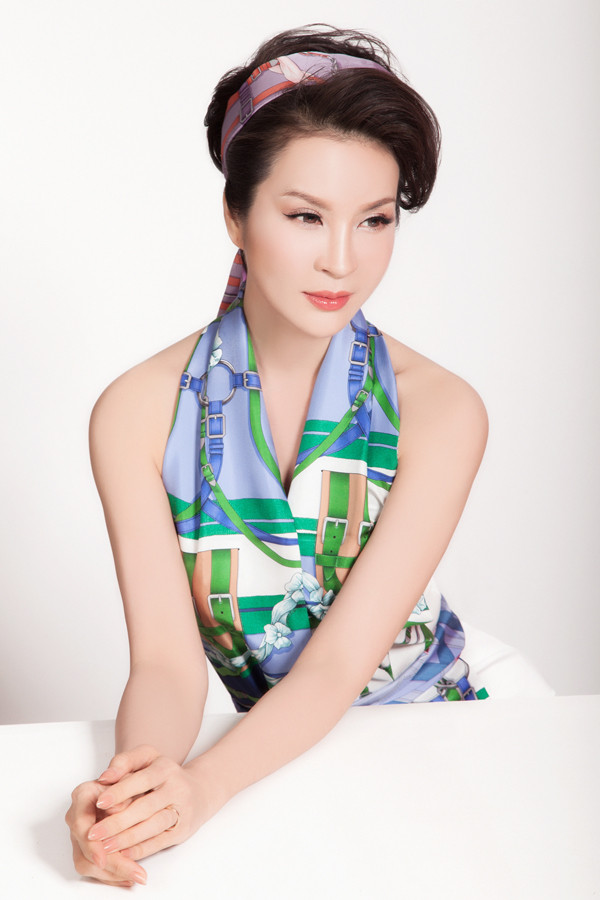  Phấn mắt màu cam nhạt có nhũ được nhấn nhá nhẹ nhàng ở đuôi mắt.