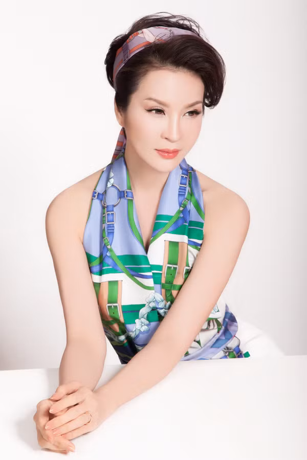  Phấn mắt màu cam nhạt có nhũ được nhấn nhá nhẹ nhàng ở đuôi mắt.