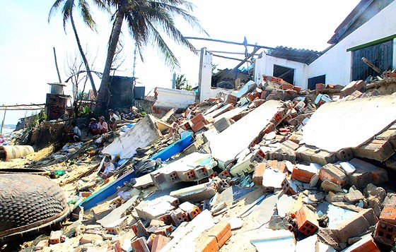 Đống đổ nát ngổn ngang tại bờ biển phía Nam làng Long Thủy (Phú Yên).