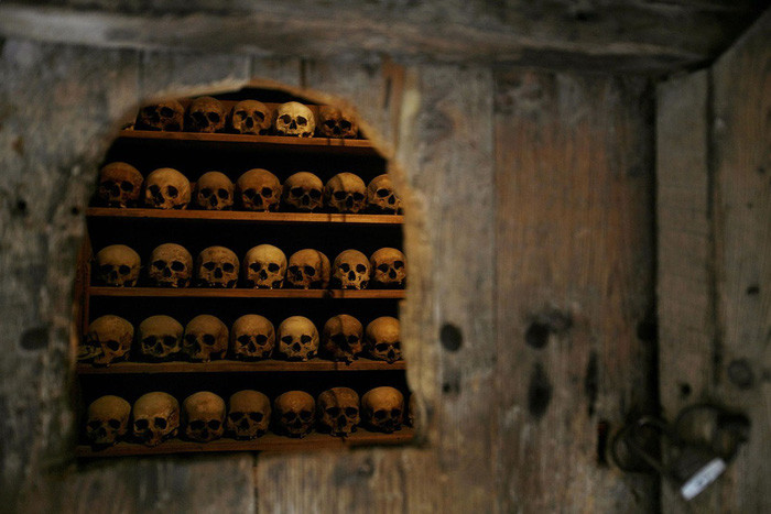 Cốt hộp sọ của các nhà sư đã qua đời được lưu giữ trong một căn phòng được khóa tại tu viện Megalo Meteoro - Ảnh: Aris Messinis/AFP/Getty Cốt hộp sọ của các nhà sư đã qua đời được lưu giữ trong một căn phòng được khóa tại tu viện Megalo Meteoro - Ảnh: Aris Messinis/AFP/Getty