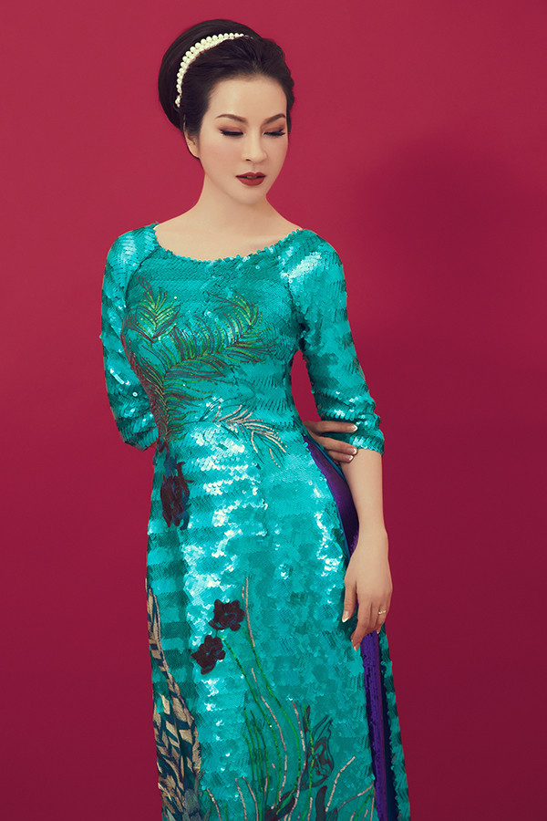 Chất liệu vải bắt sáng cao được sử dụng để mang tới các mẫu áo dài cổ thuyền, cổ trụ hợp mới không khí mùa hè. Chất liệu vải bắt sáng cao được sử dụng để mang tới các mẫu áo dài cổ thuyền, cổ trụ hợp mới không khí mùa hè.