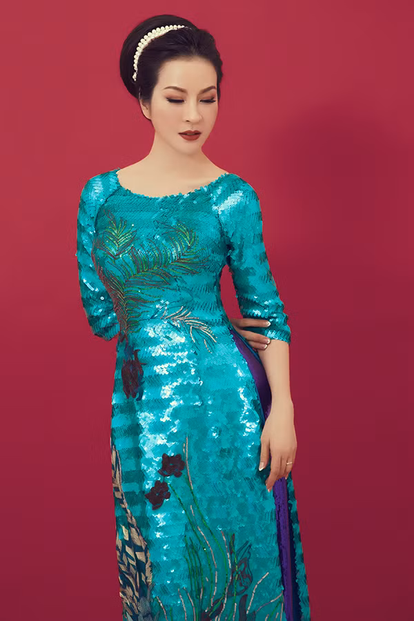 Chất liệu vải bắt sáng cao được sử dụng để mang tới các mẫu áo dài cổ thuyền, cổ trụ hợp mới không khí mùa hè.