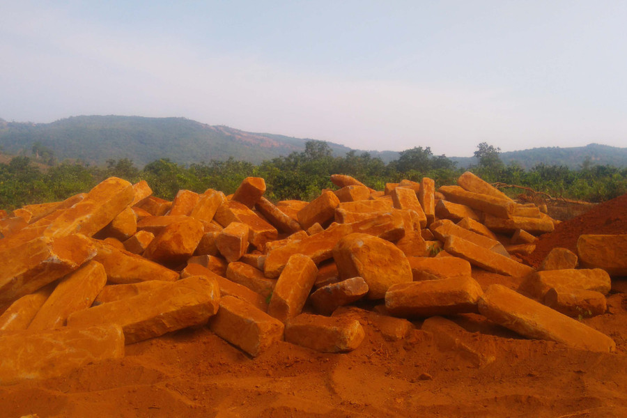 Hàng chục khối đá còn lại tại hiện trường. Ảnh: Văn Ngọc