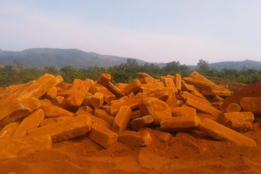 Hàng chục khối đá còn lại tại hiện trường. Ảnh: Văn Ngọc Hàng chục khối đá còn lại tại hiện trường. Ảnh: Văn Ngọc