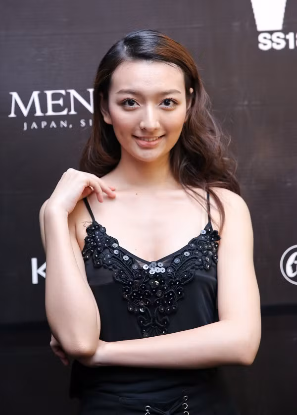 Làn da trong mướt, nhẹ nhàng không cần tạo khối tạo vẻ tinh khôi.