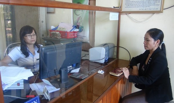 Người dân giao dịch tại một điểm Quỹ tín dụng nhân dân trên địa bàn tỉnh Quảng Bình.  Người dân giao dịch tại một điểm Quỹ tín dụng nhân dân trên địa bàn tỉnh Quảng Bình.