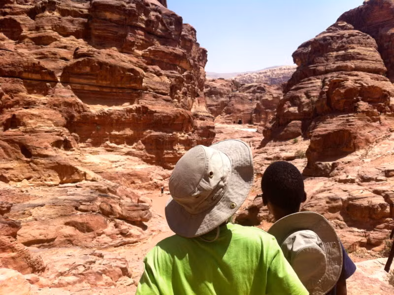 Cameron và anh trai ở Jordan