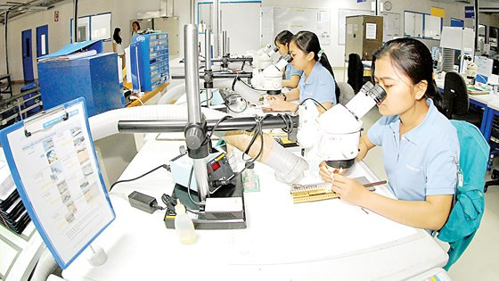 Sản xuất linh kiện điện tử xuất khẩu tại Công ty TNHH Sonion Việt Nam trong Khu công nghệ cao, quận 9
