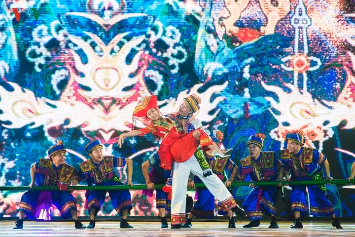  Đoàn nghệ thuật Khu tự trị dân tộc Choang Trung Quốc mang đến màn trình diễn Rước dâu cực kỳ lôi cuốn.