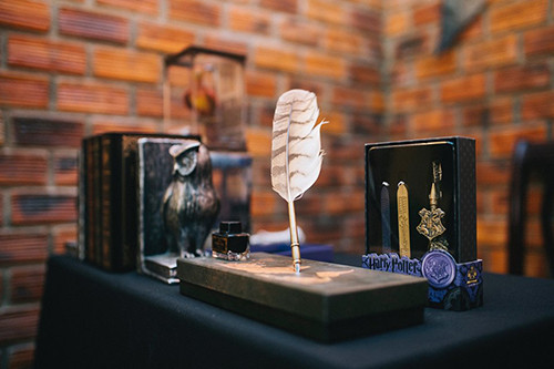 Không gian của quán cà phê được thiết kế theo phong cách của 4 nhà Gryffindor, Slytherin, Hufflepuff và Ravenclaw. Các vật trang trí như áo choàng, vương miện, chiếc cúp, thanh kiếm... đều được sưu tầm từ một nhà cung cấp bên Mỹ. Không gian của quán cà phê được thiết kế theo phong cách của 4 nhà Gryffindor, Slytherin, Hufflepuff và Ravenclaw. Các vật trang trí như áo choàng, vương miện, chiếc cúp, thanh kiếm... đều được sưu tầm từ một nhà cung cấp bên Mỹ.