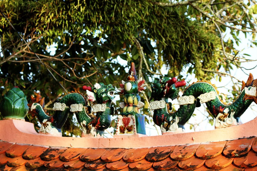 Nét chạm khắc trên mái.