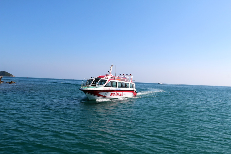 Du khách di chuyển đến Cù lao Chàm bằng ca nô.