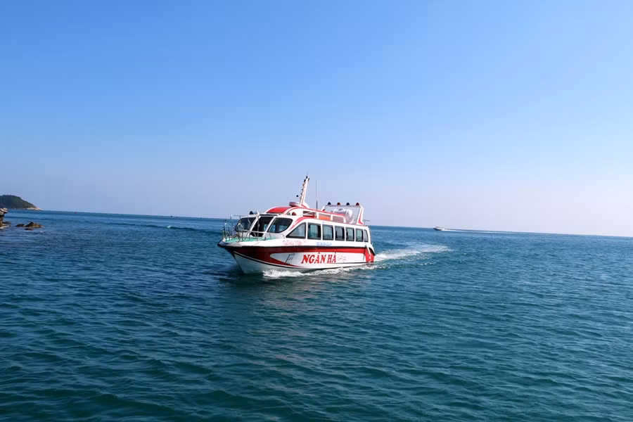 Du khách di chuyển đến Cù lao Chàm bằng ca nô.