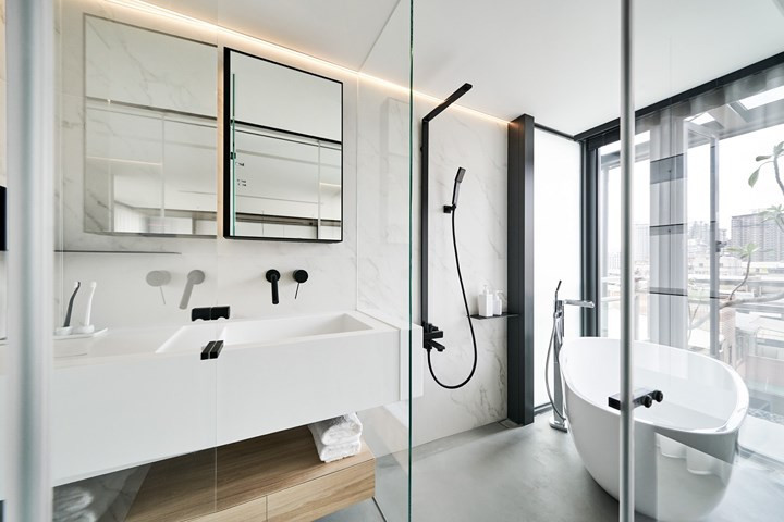 Do hạn chế về diện tích nên vòi hoa sen đã được tách riêng khỏi bồn tắm. Do hạn chế về diện tích nên vòi hoa sen đã được tách riêng khỏi bồn tắm.