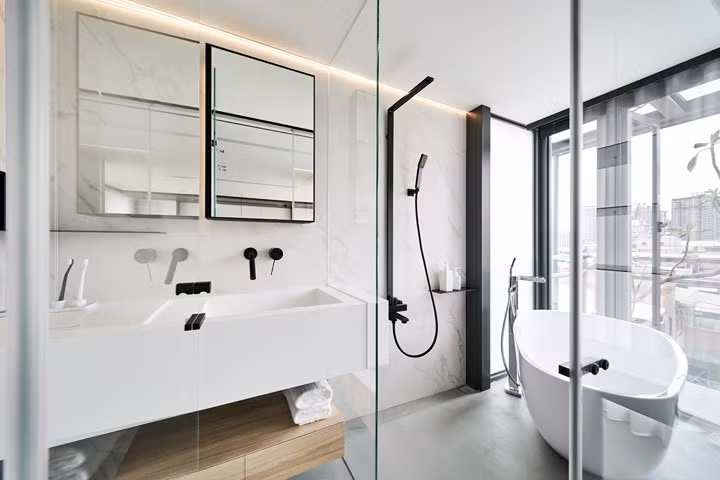 Do hạn chế về diện tích nên vòi hoa sen đã được tách riêng khỏi bồn tắm.