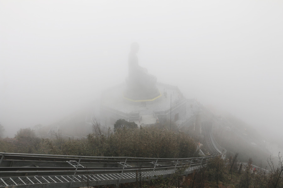 Tượng Phật A Di Đà cao 21,5 m trên đỉnh Fansipan lẫn trong sương mù. Ảnh: Q.T