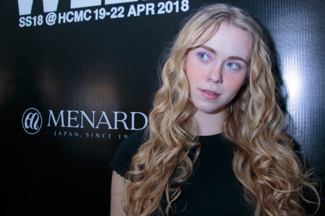 Khuôn mặt bừng sáng nhờ những gam màu pastel sống động khi kết hợp bảng mắt má Jupier Menard. Khuôn mặt bừng sáng nhờ những gam màu pastel sống động khi kết hợp bảng mắt má Jupier Menard.