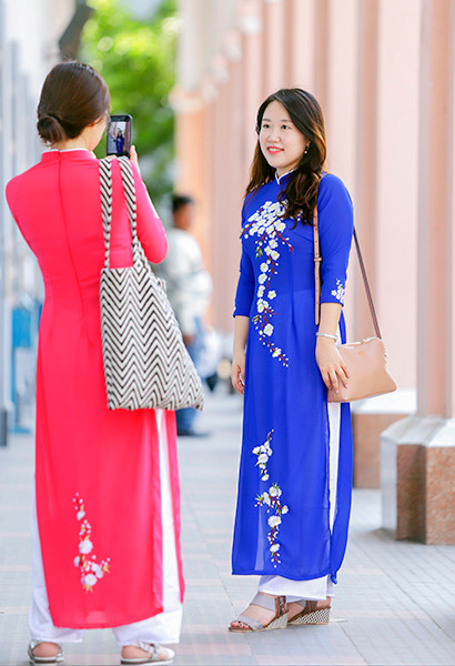 Khách Hàn Quốc mặc áo dài, chụp ảnh tại điểm du lịch Nhà thờ Con gà Đà Nẵng. 